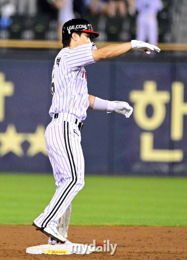 2025년 9월 2일 오후 서울 잠실구장에서 열린 '2025 신한 SOL뱅크 KBO 리그' 롯데 자이언츠와 LG 트윈스의 경기. LG 구본혁이 4회말 1사 후 2루타를 친 뒤 기뻐하고 있다./마이데일리