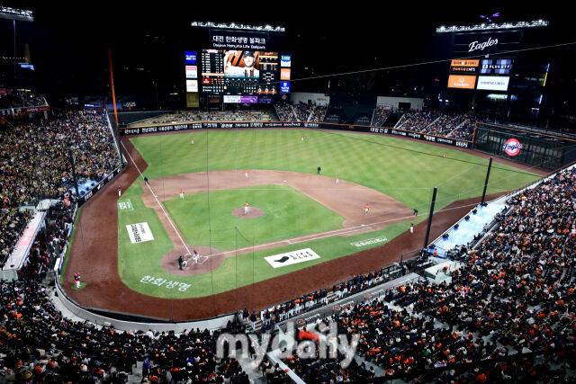 2025년 3월 28일 오후 대전 한화생명 볼파크에서 진행된 '2025 신한 SOL뱅크 KBO 리그' KIA 타이거즈와 한화 이글스의 경기가 매진됐다./마이데일리