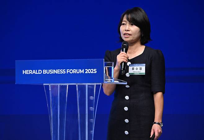류수정 서울대학교 객원교수가 24일 서울 중구 신라호텔 다이너스티홀에서 열린 헤럴드 기업포럼 2025에서 ‘차세대 반도체, 산업 혁신과 지속가능한 인프라로 향하는 길’을 주제로 강연을 하고 있다. 임세준 기자