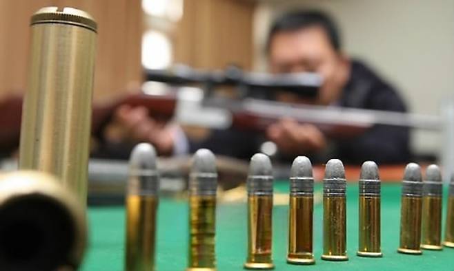 충남지방경찰청은 지난 2009년 5.5mm구경 공기총을 22구경 소총으로 불법 개조한 뒤 22구경 실탄 100여발을 사용한 혐의로 김모씨 등 일당 5명을 검거했다. 이들은 22구경 실탄 400발을 밀거래한 혐의도 받고 있다. 사진은 당시 공개된 증거품들. 연합뉴스