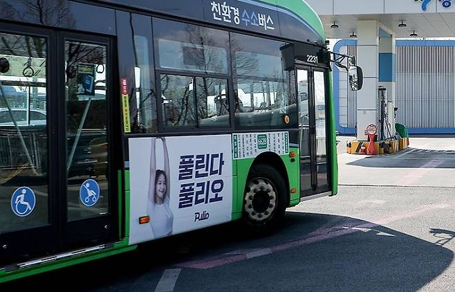 풀리오의 가정용 마사지기를 사용하다 상해를 입은 소비자가 업체를 상대로 낸 소송에서 일부 승소한 사실이 뒤늦게 알려진 가운데 서울 시내버스에 '풀린다 풀리오' 광고가 부착돼있다. 연합뉴스