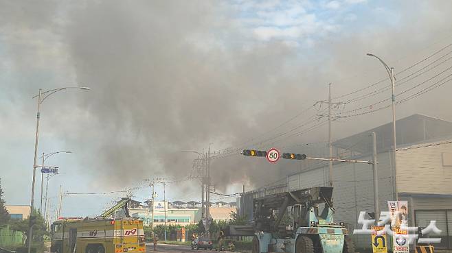 26일 광양시 태인동의 한 타이어 공장 재료 보관창고에서 발생한 화재로 검은 연기가 치솟고 있다. 박사라 기자