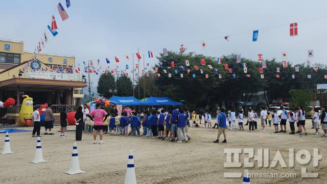 ▲26일 양주 상패초등학교에서 ‘마을과 함께하는 레트로 감성, 상패 어울림 한마당’이 진행 중인 모습. ⓒ상패초등학교