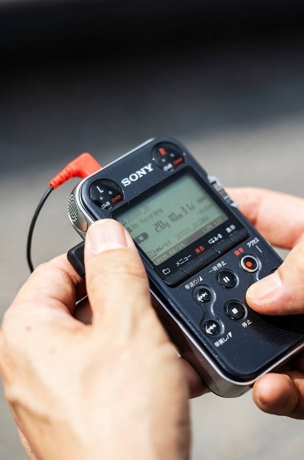 호계역 인근에 호계시장이 있다. 정만영 작가는 시장 골목을 지나다가 방앗간에서 나는 소리에 이끌려 마이크를 대고 녹음기를 켰다.