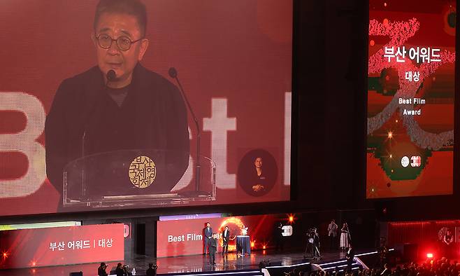 영화 ‘루오무의 황혼’의 장률 감독이 26일 부산 해운대구 영화의전당에서 열린 제30회 부산국제영화제(BIFF) 폐막식에서 부산어워드 대상을 수상한뒤 소감을 말하고 있다. 부산=연합뉴스