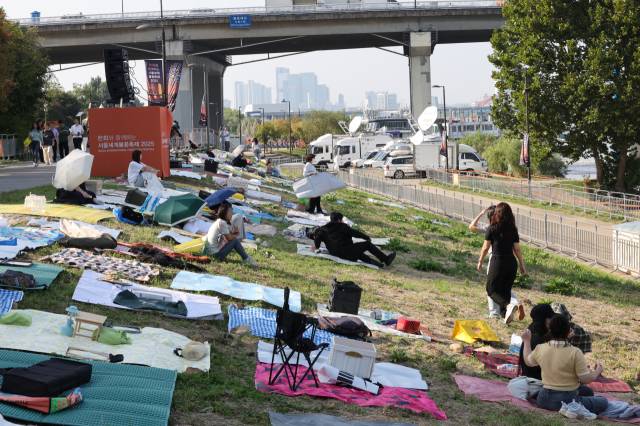 서울 여의도 한강공원 일대에서 열리는 '서울세계불꽃축제 2025'를 하루 앞둔 26일 행사장 주변에 시민들이 돗자리를 펴두고 자리를 선점하고 있다. 2025.9.26. 연합뉴스