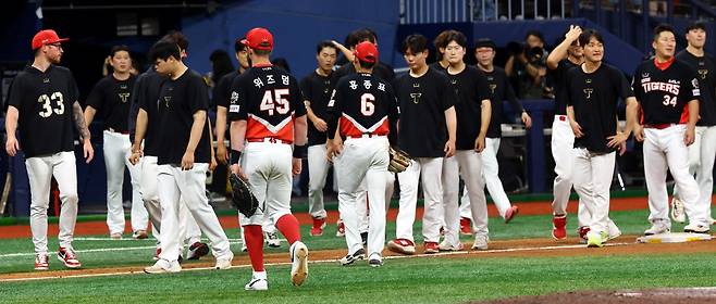 KIA는 25일 2025시즌 포스트시즌 탈락을 확정했다. 팀은 지난해 통합 우승을 차지했지만, 직후 시즌 곧바로 PS 경쟁에서 탈락하는 아픔을 맛봤다.|뉴시스