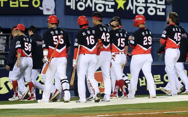 KIA는 25일 2025시즌 포스트시즌 탈락을 확정했다. 팀은 지난해 통합 우승을 차지했지만, 직후 시즌 곧바로 PS 경쟁에서 탈락하는 아픔을 맛봤다.|뉴시스