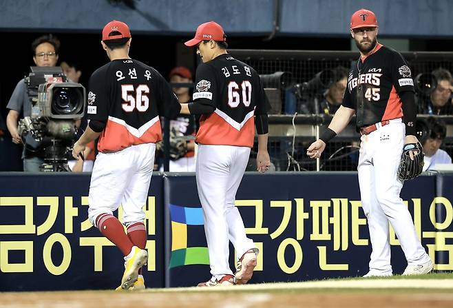 KIA는 25일 2025시즌 포스트시즌 탈락을 확정했다. 팀은 지난해 통합 우승을 차지했지만, 직후 시즌 곧바로 PS 경쟁에서 탈락하는 아픔을 맛봤다.|뉴시스