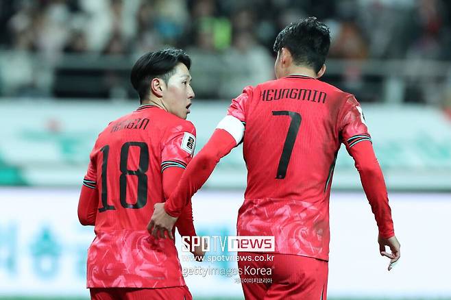 ▲ 이강인(왼쪽) 후보 등록보다 더 놀라운 점은 지난해까지 붙박이 후보이자 단골 수상자였던 손흥민 이름이 명단에서 빠졌다는 사실이다. 후보 선정 근거를 놓고 논란이 일지만 그와 별개로 이번 AFC 발표가 한국 축구의 뼈아픈 민낯을 드러낸 결과가 아니냐는 지적이 힘을 얻고 있다.