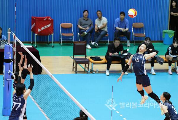 대구시청 이예솔이 후위공격을 하는 모습.