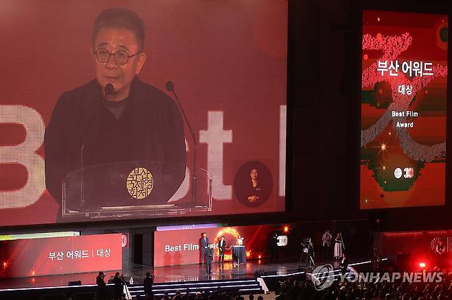 부산국제영화제 첫 경쟁부문 대상, 장률 감독 '루오무의 황혼' (부산=연합뉴스) 류효림 기자 = 영화 '루오무의 황혼'의 장률 감독이 26일 부산 해운대구 우동 영화의전당에서 열린 제30회 부산국제영화제 폐막식에서 대상을 수상한뒤 소감을 말하고 있다. 2025.9.26 ryousanta@yna.co.kr