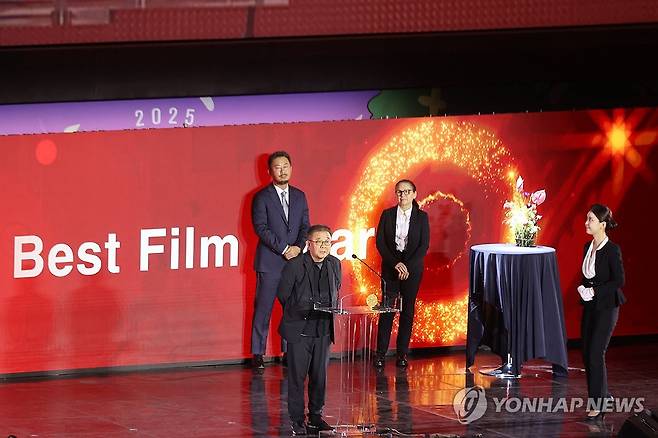 장률 '루오무의 황혼' 부산 어워드 수상 (부산=연합뉴스) 류효림 기자 = 영화 '루오무의 황혼'의 장률 감독이 26일 부산 해운대구 우동 영화의전당에서 열린 제30회 부산국제영화제 폐막식에서 대상을 수상한뒤 소감을 말하고 있다. 2025.9.26 ryousanta@yna.co.kr