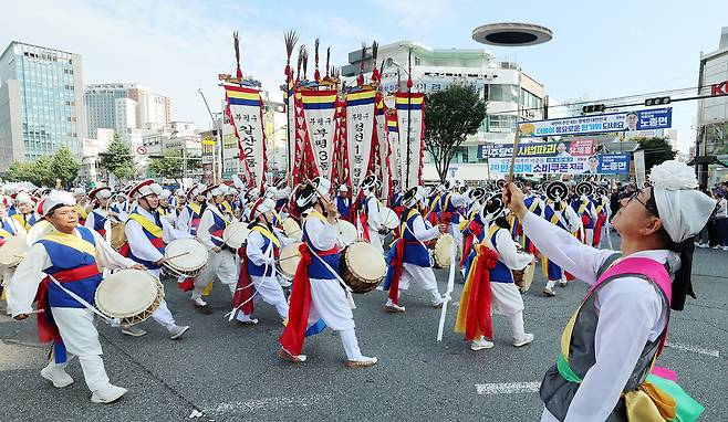 ▲ 인천 부평구 지역 대표 문화축제 '부평풍물대축제'가 축제의 문을 열었다. 27일 인천 부평구 부평대로 일대에서 풍물단원들이 개막 길놀이를 하고 있다. /양진수기자photosmith@incheonilbo.com