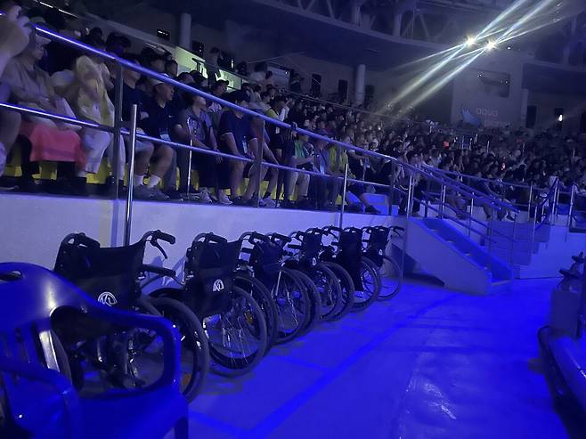 공연장 내부는 휠체어에서 내려 계단을 통해 이동해야 하는 구조로 돼 있다.