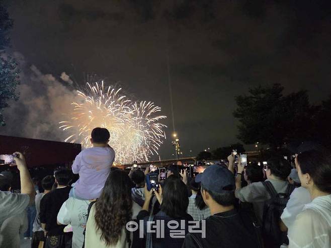 27일 오후 ‘서울세계불꽃축제 2025’가 열린 서울 여의도 한강공원에서 시민들이 불꽃을 관람하고 있다. (사진=염정인 수습기자)