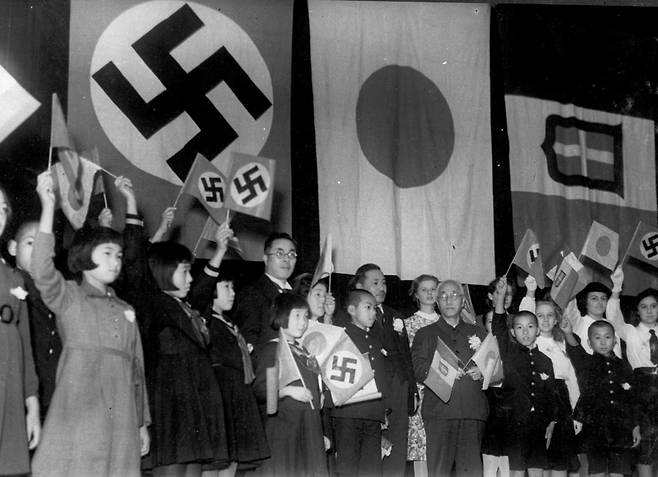일본 도쿄에서 열린 삼국동맹 결성 축하행사. (출처: Unbekannter Fotograf (Foto vom 17. Dezember 1940), Public domain, via Wikimedia Commons)