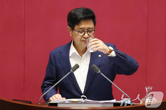 김장겸 국민의힘 의원이 지난 8월 5일 오후 서울 여의도 국회 본회의장에서 방송문화진흥회법 일부개정법률안(대안)에 대한 무제한토론(필리버스터)를 도중 물을 마시고 있다. 2025.8.5/뉴스1 ⓒ News1 이광호 기자