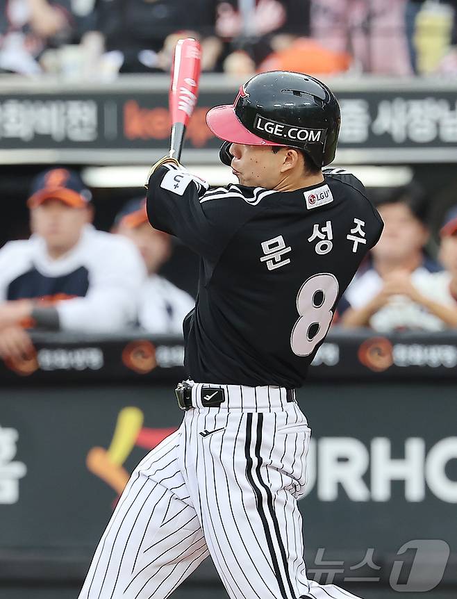 27일 오후 대전 한화생명 볼파크에서 열린 프로야구 '2025 신한 SOL뱅크 KBO 리그' LG 트윈스와 한화 이글스의 경기, LG 문성주가 1회초 1사 1,2루 상황 적시타를 치고 있다. 2025.9.27/뉴스1 ⓒ News1 김진환 기자