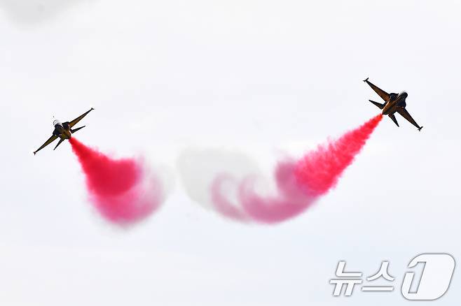 27일 오후 대한민국 공군특수비행팀 블랙이글스가 경주국가유산야행이 열린 경북 경주시 월정교 상공에서 에어쇼를 펼치고 있다. 2025.9.27/뉴스1 ⓒ News1 최창호 기자