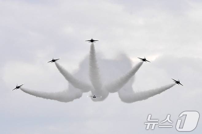 27일 오후 대한민국 공군특수비행팀 블랙이글스가 경주국가유산야행이 열린 경북 경주시 월정교 상공에서 에어쇼를 펼치고 있다. 2025.9.27/뉴스1 ⓒ News1 최창호 기자