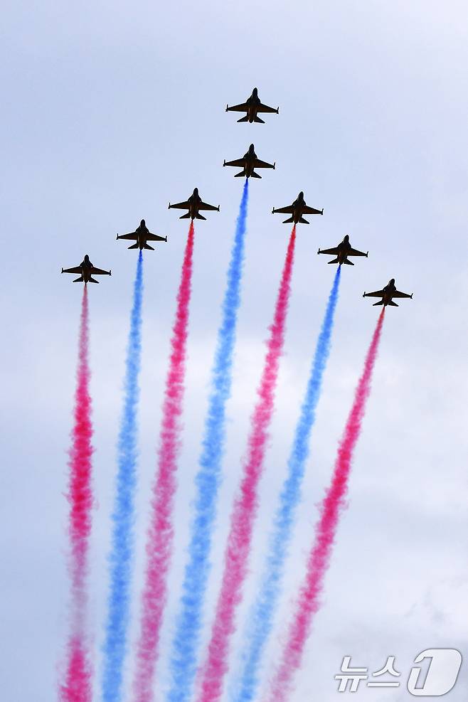 27일 오후 대한민국 공군특수비행팀 블랙이글스가 경주국가유산야행이 열린 경북 경주시 월정교 상공에서 에어쇼를 펼치고 있다. 2025.9.27/뉴스1 ⓒ News1 최창호 기자