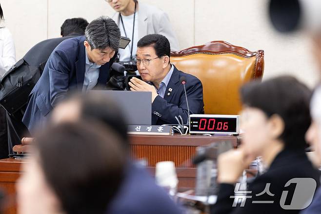 신정훈 국회 행정안전위원장이 지난 22일 서울 여의도 국회에서 열린 제429회 국회(정기회) 제5차 전체회의에서 윤건영 여당 간사와 대화하고 있다. 2025.9.22/뉴스1 ⓒ News1 이승배 기자