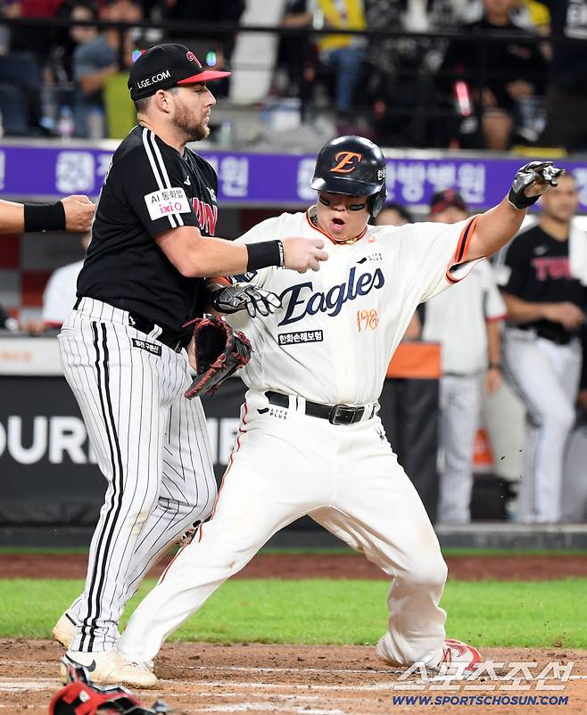 26일 대전 한화생명볼파크에서 열린 한화 이글스와 LG 트윈스의 경기. 7회말 1사 2,3루 한화 하주석 번트 때 런다운에 걸렸던 3루 주자 노시환이 득점에 성공하고 있다. 대전=박재만 기자 pjm@sportschosun.com/2025.09.26/