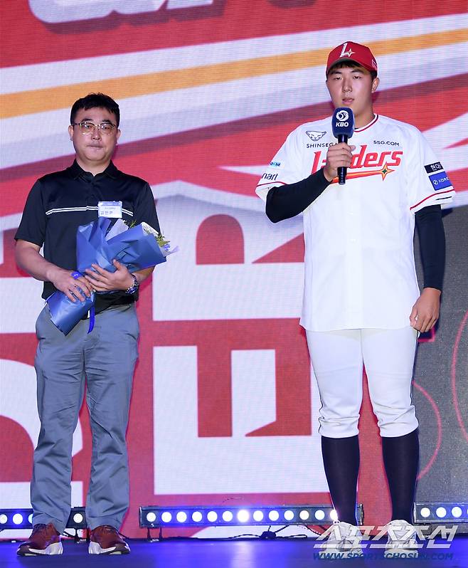 2026 KBO 신인 드래프트가 17일 서울 롯데호텔월드에서 열렸다. SSG에 1라운드 지명된 대구고 김민준이 기념촬영을 하고 있다. 잠실=박재만 기자 pjm@sportschosun.com/2025.09.17/