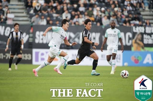 1부리그 승격을 위한 승강 플레이오프 티켓 경쟁을 펼치는 성남과 김포의 경기 장면./K리그