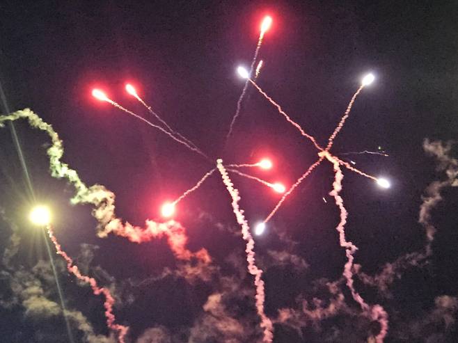 한화 주최 ‘서울세계 불꽃축제 2025’가 9월 27일 여의도 한강공원에서 열린다. 행사는 저녁 7시부터 시작되며, 7시 20분 개막식 후 약 80분간 불꽃 쇼가 펼쳐진다. 메인 장소인 여의도 외에 이촌 한강공원, 사육신공원, 한강 다리 위가 명당으로 꼽힌다. 콘래드 서울 등 특급호텔과 63빌딩 내 식당(레스토랑)에서는 실내 관람이 가능하다. 당일 여의동로 차량 통행이 통제되고, 5호선 여의나루역은 혼잡 시 무정차 통과할 수 있어 여의도역이나 샛강역 이용이 권장된다.