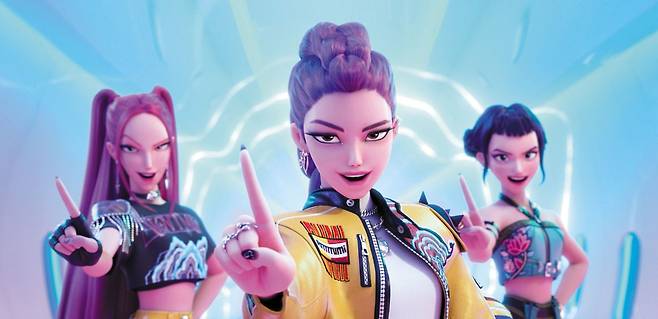 선풍적 인기를 끌고 있는 케이팝 데몬헌터스 속 가상 걸그룹 헌트릭스. 진짜 본업은 수백년 간 대 이어 악령을 무찔러온 퇴마사다. /넷플릭스