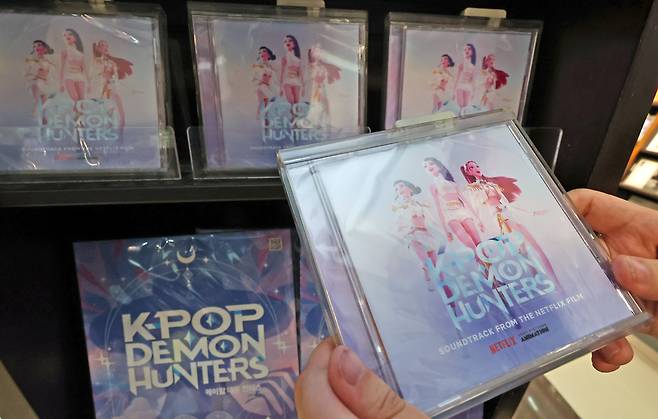 최근 서울 교보문고 광화문점에 케데헌 음반이 깔린 모습. '골든'은 빌보드 메인 싱글 차트 '핫 100' 1위에 6주째 올라있다. 사자보이즈가 부른 '유어 아이돌'과 '소다 팝'은 각각 4위와 5위에 올랐다. /뉴스1