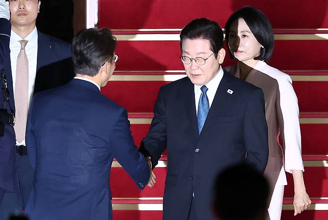일본·미국 순방 일정을 마친 이재명 대통령과 김혜경 여사가 지난 8월 28일 새벽 경기도 성남 서울공항을 통해 귀국해 김민석 국무총리와 인사하고 있다. 2025.8.28/뉴스1 ⓒ News1 김성진 기자