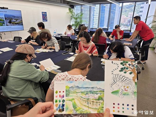 서울관광재단 11층 서울컬쳐라운지에서 외국인들이 낙산공원 성곽길 그리기 체험을 하고 있다.