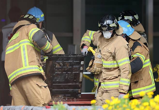 27일 오후 대전 유성구 국가정보자원관리원 화재현장에서 소방당국 관계자들이 소실된 리튬이온배터리에 대한 반출 작업을 하고 있다. 2025.9.27 뉴스1
