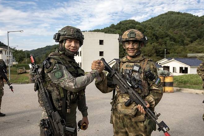 육군이 지난 22일부터 26일까지 강원 인제군 육군 과학화전투훈련단에서 제3회 국제 과학화전투 경연대회를 실시했다고 27일 밝혔다. 사진은 도시지역 교장에서 국가대항전투를 실시한 후 기념사진을 촬영하고 있는 한국군 및 우즈베키스탄군 장병의 모습. 육군 제공