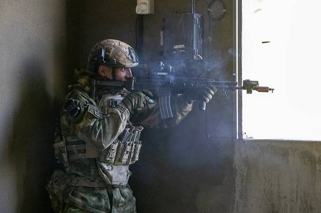 육군이 지난 22일부터 26일까지 강원 인제군 육군 과학화전투훈련단에서 제3회 국제 과학화전투 경연대회를 실시했다고 27일 밝혔다. 사진은 도시지역 교장에서 한국군과 국가대항전투를 실시하고 있는 우즈베키스탄군의 모습. 육군 제공