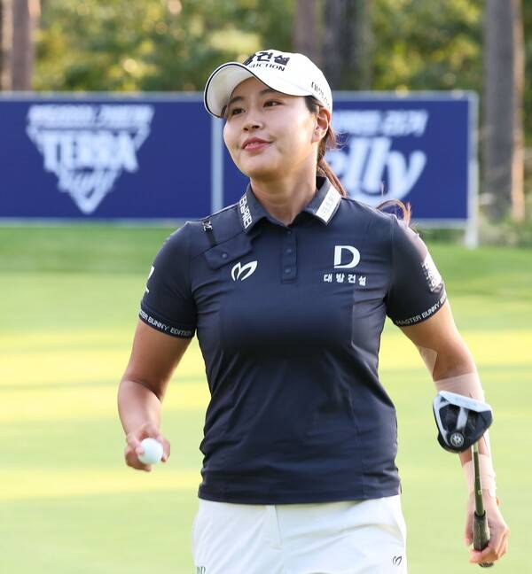 2025년 한국여자프로골프(KLPGA) 투어 메이저 대회 하이트진로 챔피언십에 출전한 성유진 프로가 2라운드에서 경기하는 모습이다. 사진제공=KLPGA (사진을 무단으로 사용하지 마십시오.)