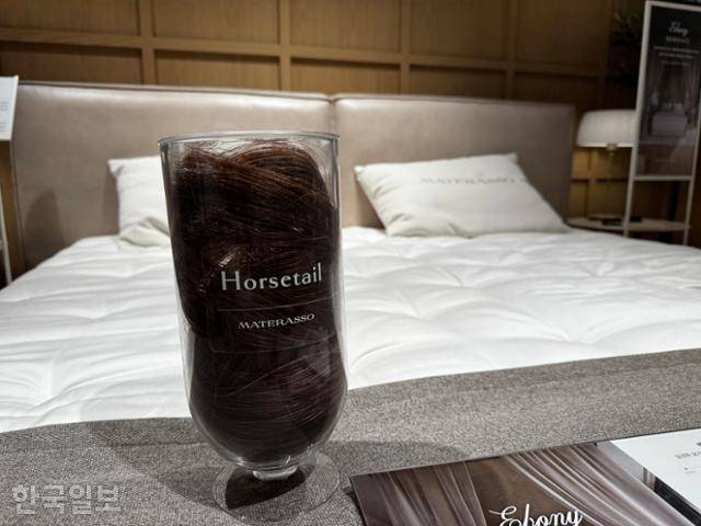서울 서초구 신세계백화점 강남점 '신세계까사'에 프리미엄 침대인 마테라소 헤리티지가 침대의 소재로 쓰인 말총과 함께 전시돼있다. 오지혜 기자