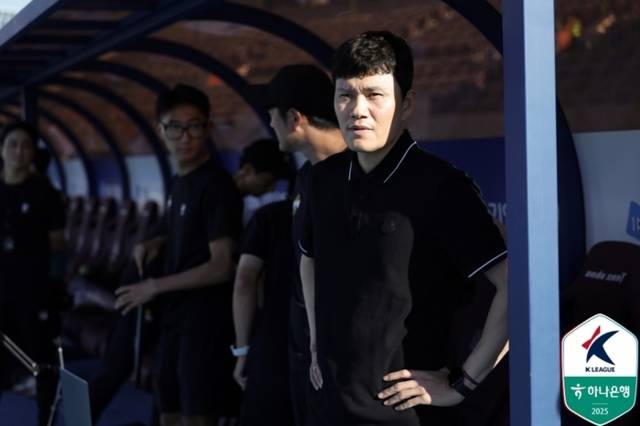 ▲ 정경호 강원FC 감독이 지난 21일 경기 수원종합운동장에서 열린 수원FC와 하나은행 K리그1 2025 30라운드 맞대결을 지켜보고 있다. 한국프로축구연맹 제공