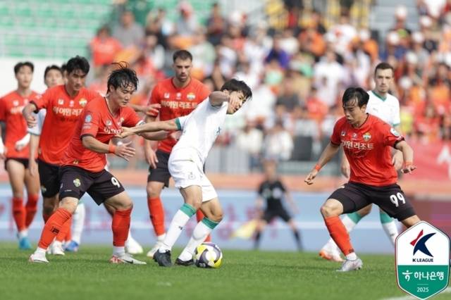 ▲ 강원FC 이유현과 강준혁이 27일 강릉하이원아레나에서 열린 대전하나시티즌과 하나은행 K리그1 2025 31라운드 맞대결에서 협력 수비를 펼치고 있다. 한국프로축구연맹 제공