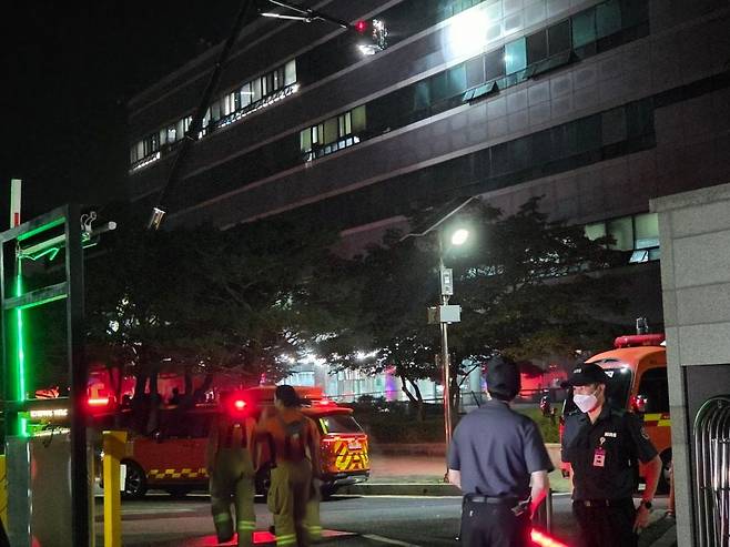 26일 오후 8시20분께 대전 유성구 국가정보자원관리원에서 불이 나 소방당국이 진화 작업을 하고 있다. 불은 5층 전산실 리튬이온 배터리에서 발생한 것으로 추정된다. 정부 전산자원을 통합 관리하는 국가정보자원관리원 화재로 정부 온라인 서비스 70개가 마비됐다. 뉴스1