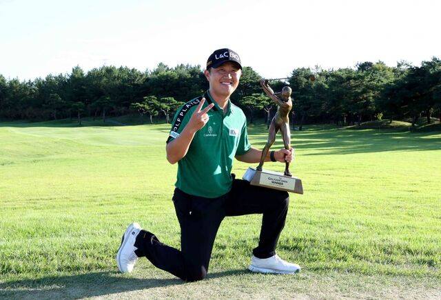 박성국이 우승 트로피를 들고 손가락으로 통산 2승째를 나타내며 포즈를 취한 모습이다. KPGA 제공