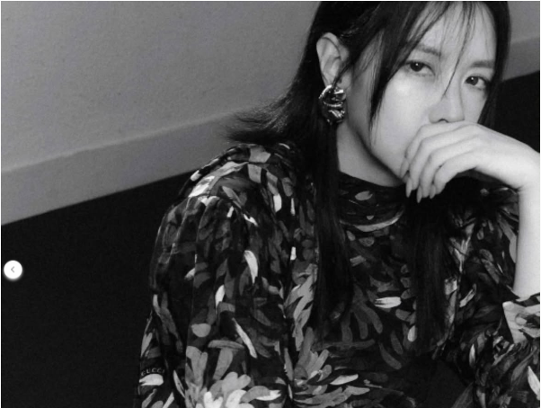 배우 이영애가 느와르 영화 주인공 분위기를 연출했다. /이영애 소셜미디어