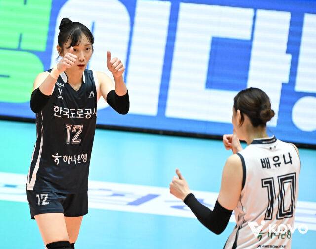 배유나에게 엄지를 치켜세우는 문정원./KOVO