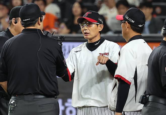 26일 오후 대전 한화생명 볼파크에서 열린 프로야구 '2025 신한 SOL뱅크 KBO 리그' LG 트윈스와 한화 이글스의 경기, LG 염경엽 감독이 6회말 1사 2,3루 한화 노시환의 런다운 상황에서 비디오 판독 끝에 아웃에서 세이프로 정정되자 심판에게 강하게 어필하고 있다. 뉴스1