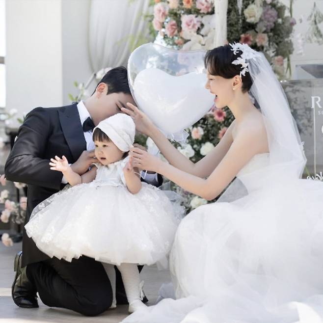 이유영과 그의 남편, 딸이 함께한 결혼식. 이유영 SNS