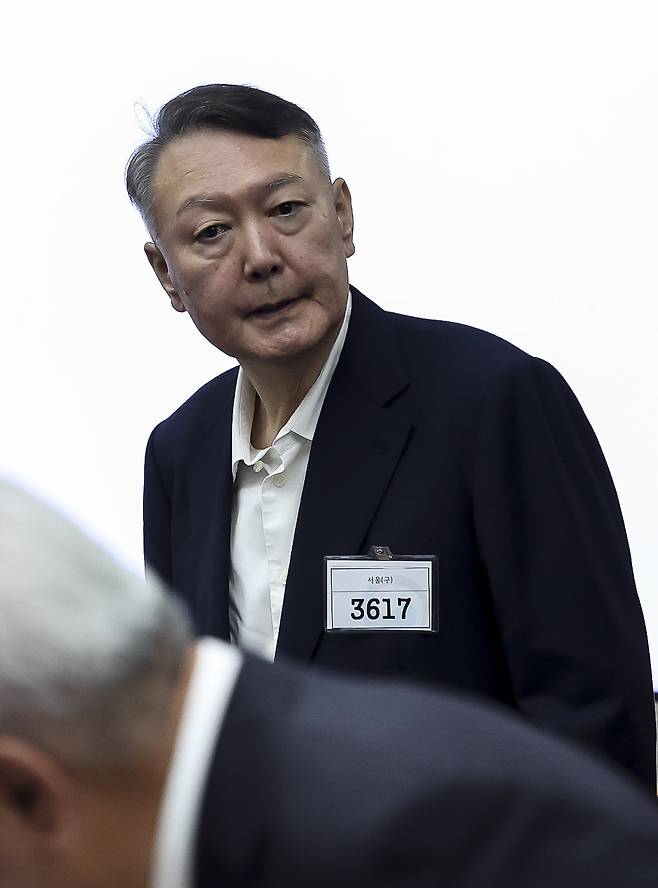 윤석열 전 대통령이 26일 서울 서초구 서울중앙지법에서 열린 특수공무집행방해, 직권남용 권리행사방해 등 혐의 사건 1차 공판에 출석하고 있다. 사진공동취재단