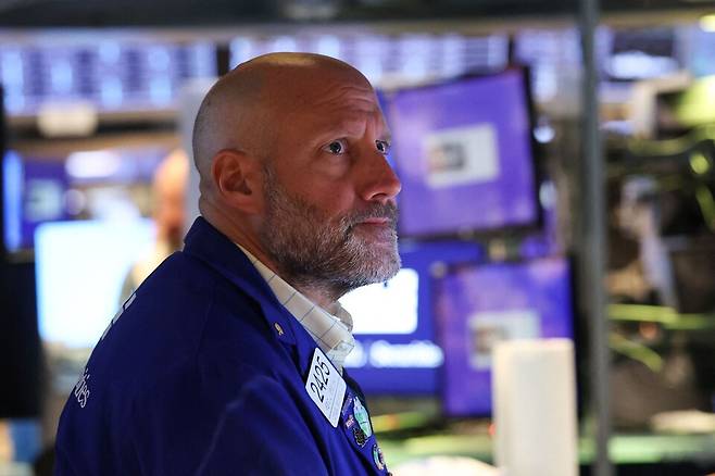 미국 주식에 몰리는 국내 자금이 최근 한 주 사이 다시 불어난 것으로 나타났다. 사진은 미국 증시를 바라보는 트레이더의 모습 ©연합뉴스